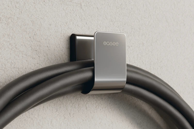 Laadkabel hangt aan de Easee U-Hook aan de muur
