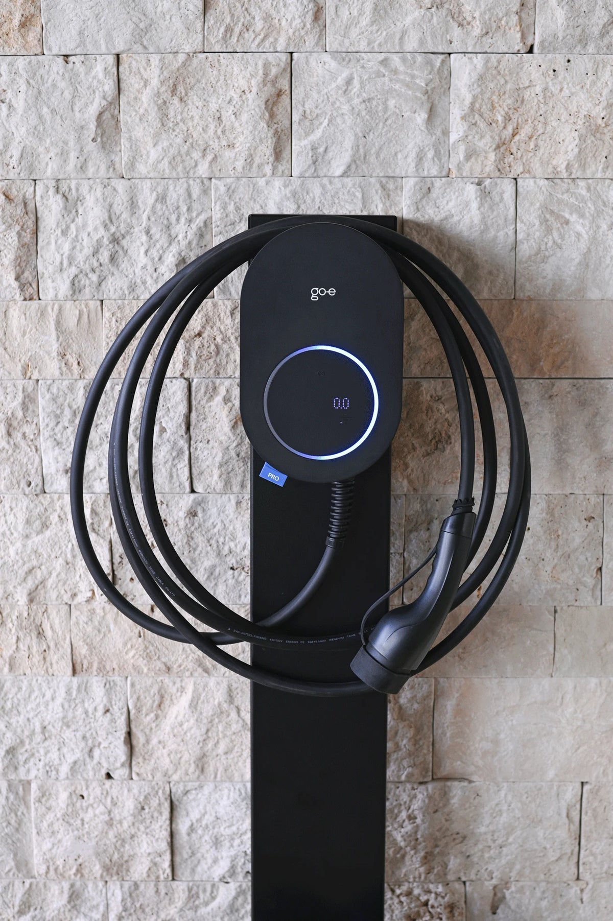 go-e Charger PRO aan een natuurstenen muur