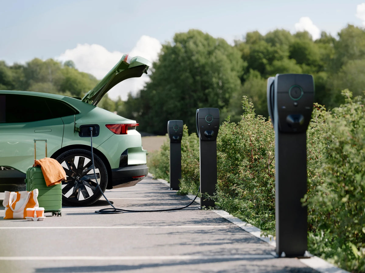 Rij Zaptec Pro-laders op palen langs een parkeerplaats