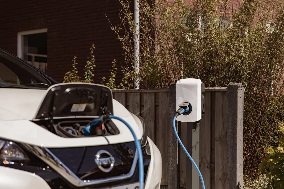 Alfen Eve Single S-line laadt een auto op de oprit