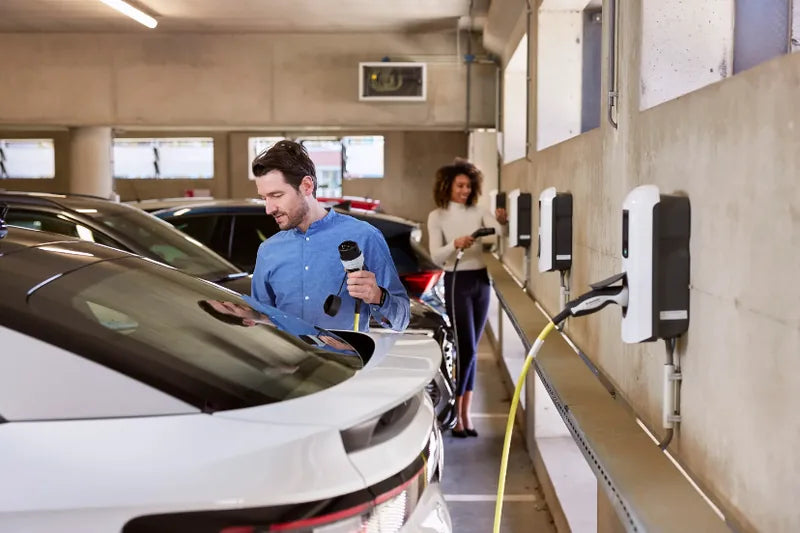 Alfen Eve-laadpalen aan de muur van een parkeergarage