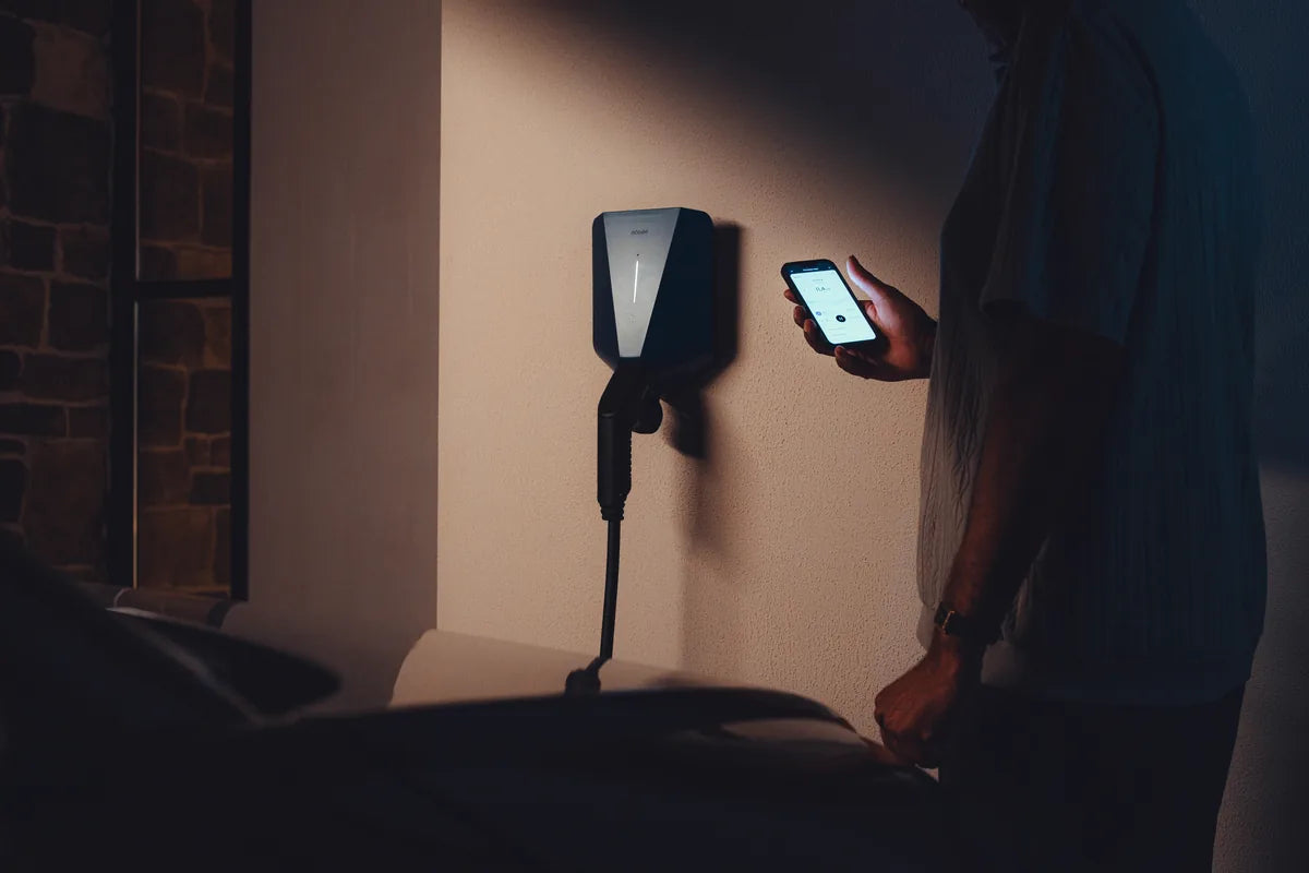 Easee-laadpaal thuis aan de muur, ’s avonds bediend met de app