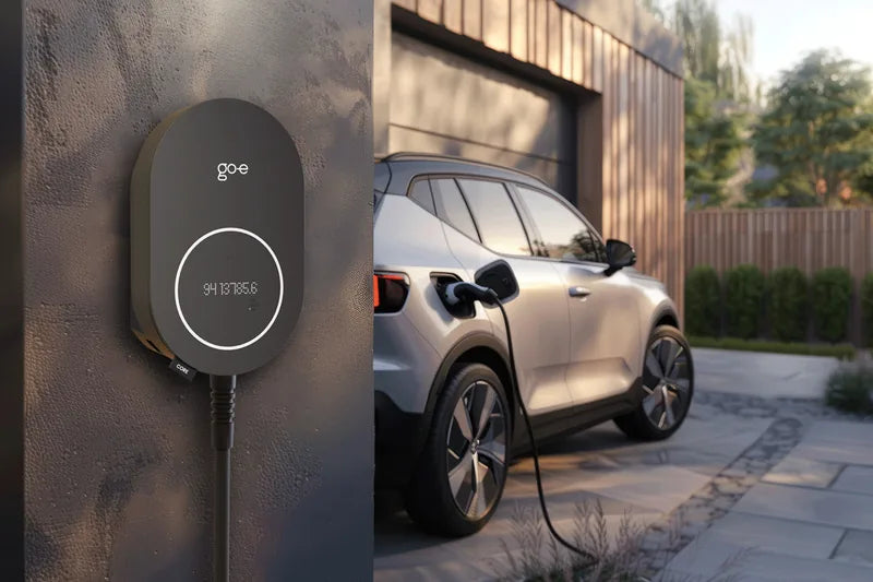 go-e Charger CORE in een garage met elektrische auto