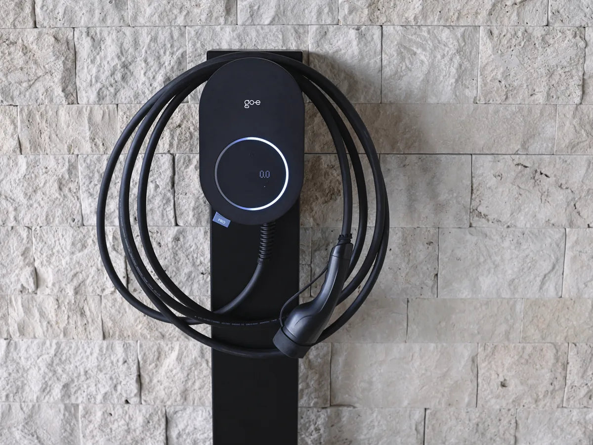 go-e Charger PRO met laadkabel aan een natuurstenen muur