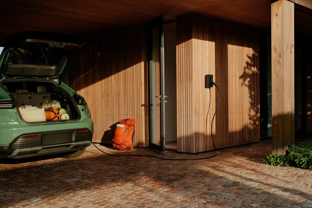 Auto laadt onder een carport aan een Zaptec Go 2