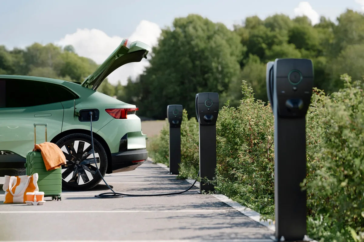 Rij Zaptec Pro-laders op palen langs een parkeerplaats